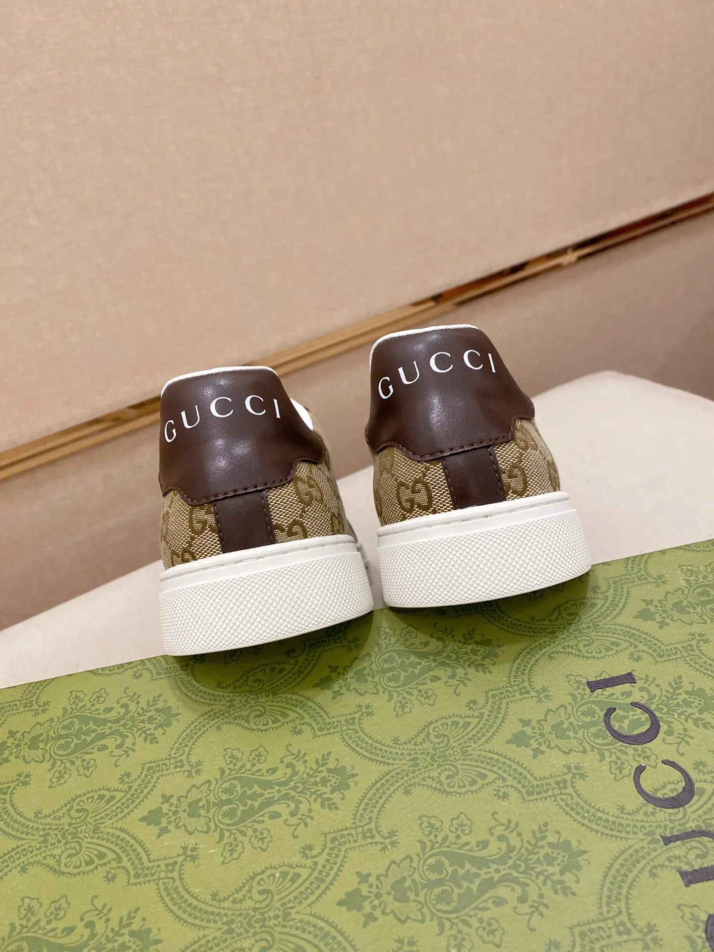Factory price: 460💰 (GUCCI) The latest model from the official website 🎁🎁Casual and fashionable men's shoes👟, hot style 💥The version is simple and elegant, exclusive for trendy men. Unique official website latest brand elements 👑Gucci original decoration, fashionable and generous, the fabric is original cowhide ✅sheepskin lining, the official website specifies wear-resistant casual outsole, the classic model is taken in kind at the counter🎬38-44 (45 is not returned or exchanged)
